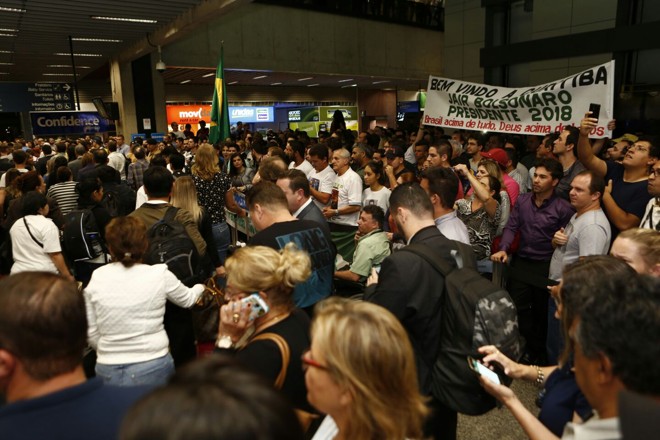 Muita gente marcou presença no aeroporto Afonso Pena. | Marcelo AndradeGazeta do Povo