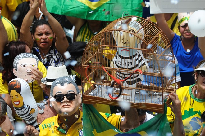 Manifestante participa do protesto em Brasília usando máscara do “Japonês da Federal” | Andressa Anholete/AFP