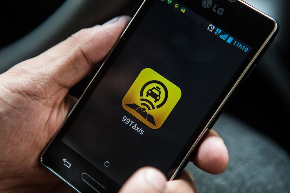 O 99TOP, do aplicativo 99, oferece carros com banco de couro e ar-condicionado, além de mimos como água e balas. | Brunno Covello/Arquivo/Gazeta do Povo