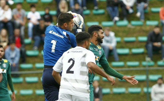Bola na área do Jotinha. Alan Santos tenta se antecipar ao goleiro Fabrício, que domina o lance com tranquilidade. | Antônio More/Gazeta do Povo