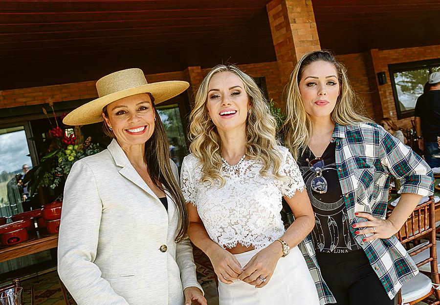 A apresentadora do programa Cavalo Crioulo, Valéria Maciel (de chapéu), com a DJ Bibba Pacheco Lemanski (ao centro) e a cantora Tânia Mara (foto do alto) no 21º Remate da Cabanha São Rafael, sábado passado. | Fotos: Antônio More