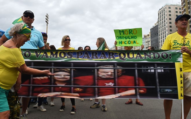 Manifestantes protestam em Copacabana. | VANDERLEI ALMEIDA/AFP