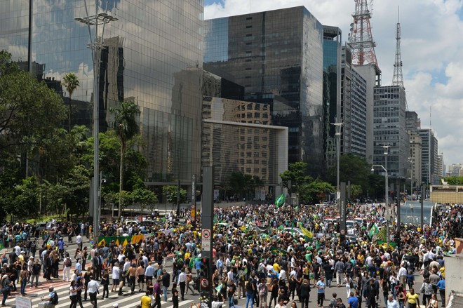 Aglomeração se formou pela nomeação do ex-presidente Lula como ministro nesta quinta (17). Foto: | NELSON ALMEIDA/AFP