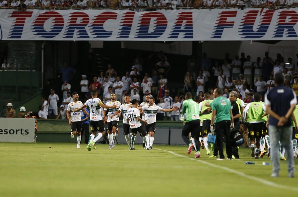 Jogadores do Coritiba comemoram o primeiro gol. Pênalti não agradou o Paraná. | Henry Mileo/Gazeta do Povo