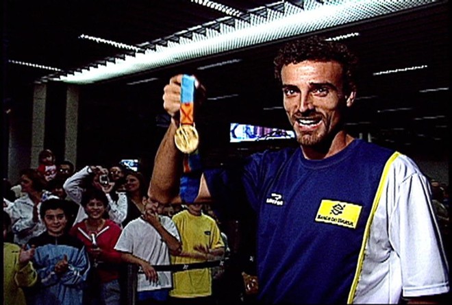 Emanuel com a medalha de ouro no desembarque do aeroporto de Curitiba em 2004. | DIV/DIV