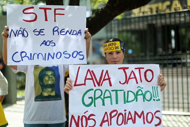 Continuando os protesto de ontém (16) em Curitiba, durante a manhã alguns manifestantes voltaram a protestar em frente a Justiça Federal . Foto: | Heuler Andrey/AFP