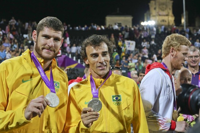 Alison e Emanuel com a medalha de prata na Olimpíada Londres-2012. | Daniel Castellano/Daniel Castellano