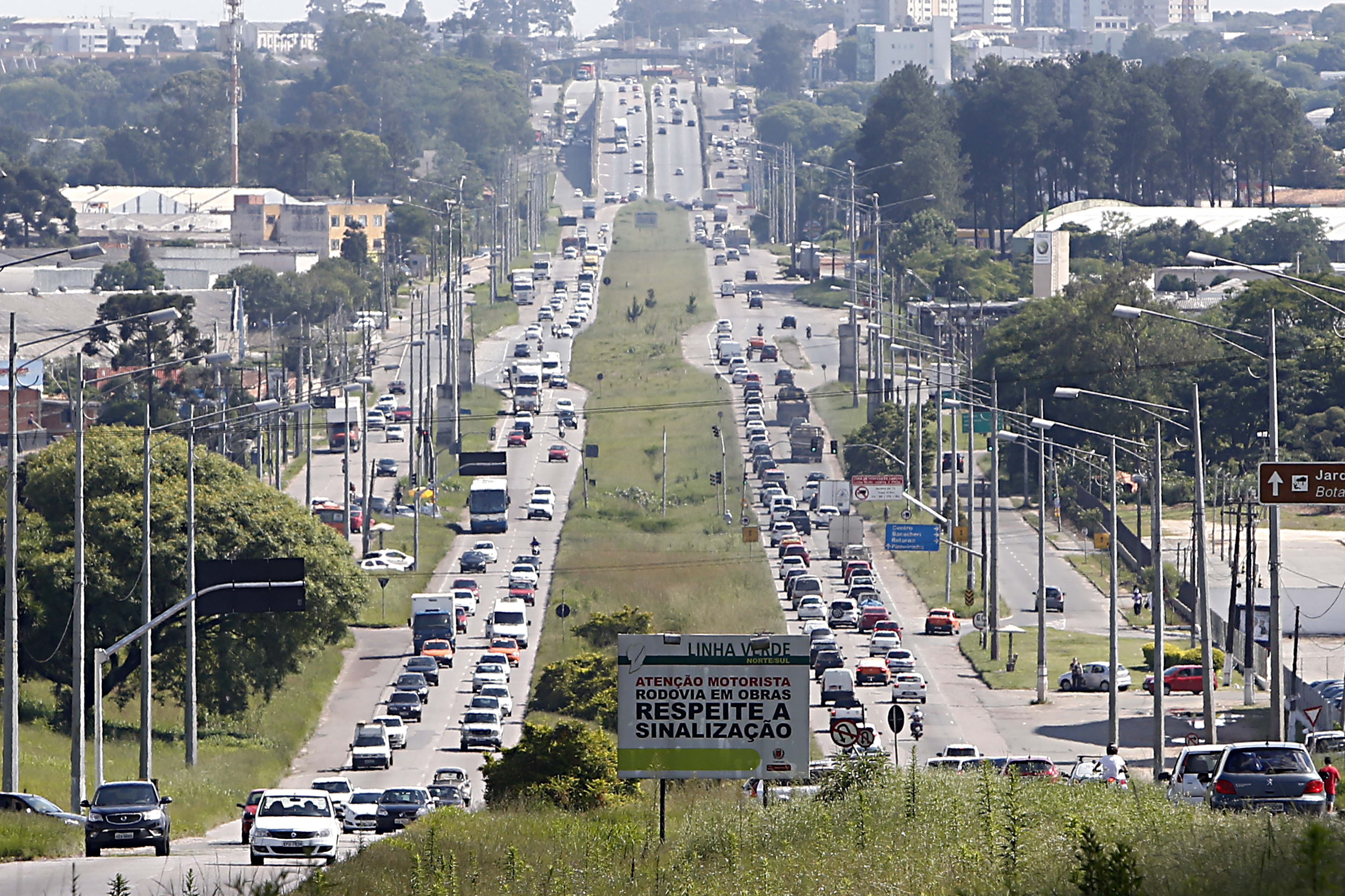 As obras do lote 3.1 da Linha Verde estão sendo executadas, até agora, apenas com dinheiro da prefeitura de Curitiba de Curitiba. Os R$ 25 milhões – do total de R$ 48 milhões – que deveriam vir da União não chegaram. | Albari Rosa/Gazeta do Povo