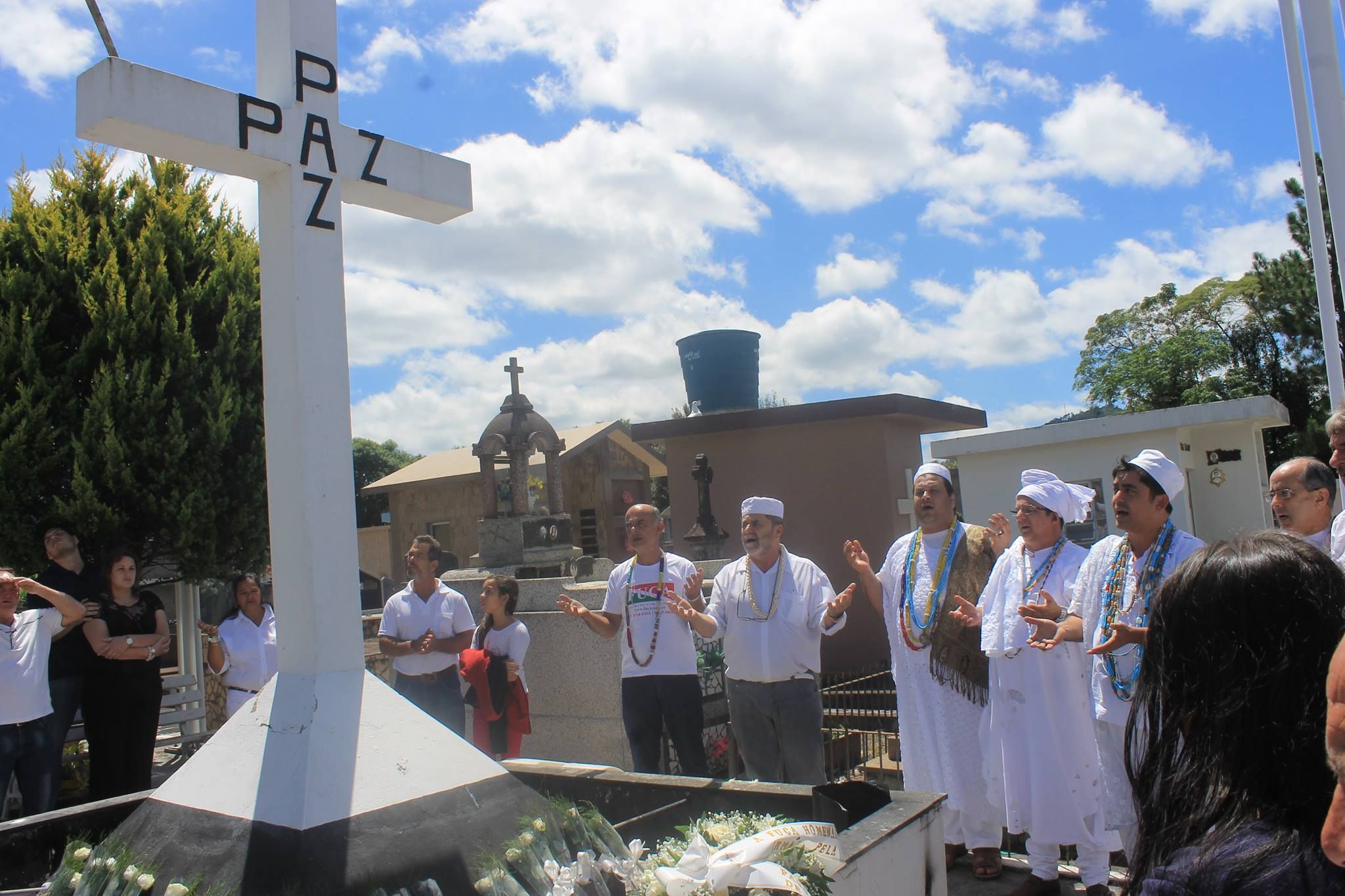 Orações , flores e homenagens no Cemitério Municipal de União da Vitória | Bruna Kobus/Gazeta do Povo