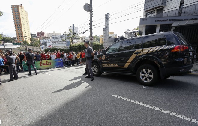 Polícia Federal contém movimentação em São Bernardo do Campo. Além da casa do ex-presidente, também foram investigadas as residências de seus familiares. Foto: | Miguel Schincariol/AFP