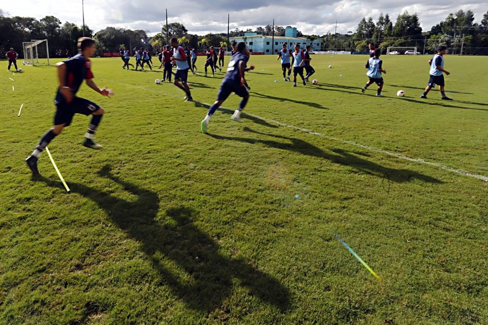 Jogadores do Paraná em aquecimento para treino no CT Racco: time pega o PSTC de olho em bônus técnico e financeiro. | Albari Rosa/Gazeta do Povo