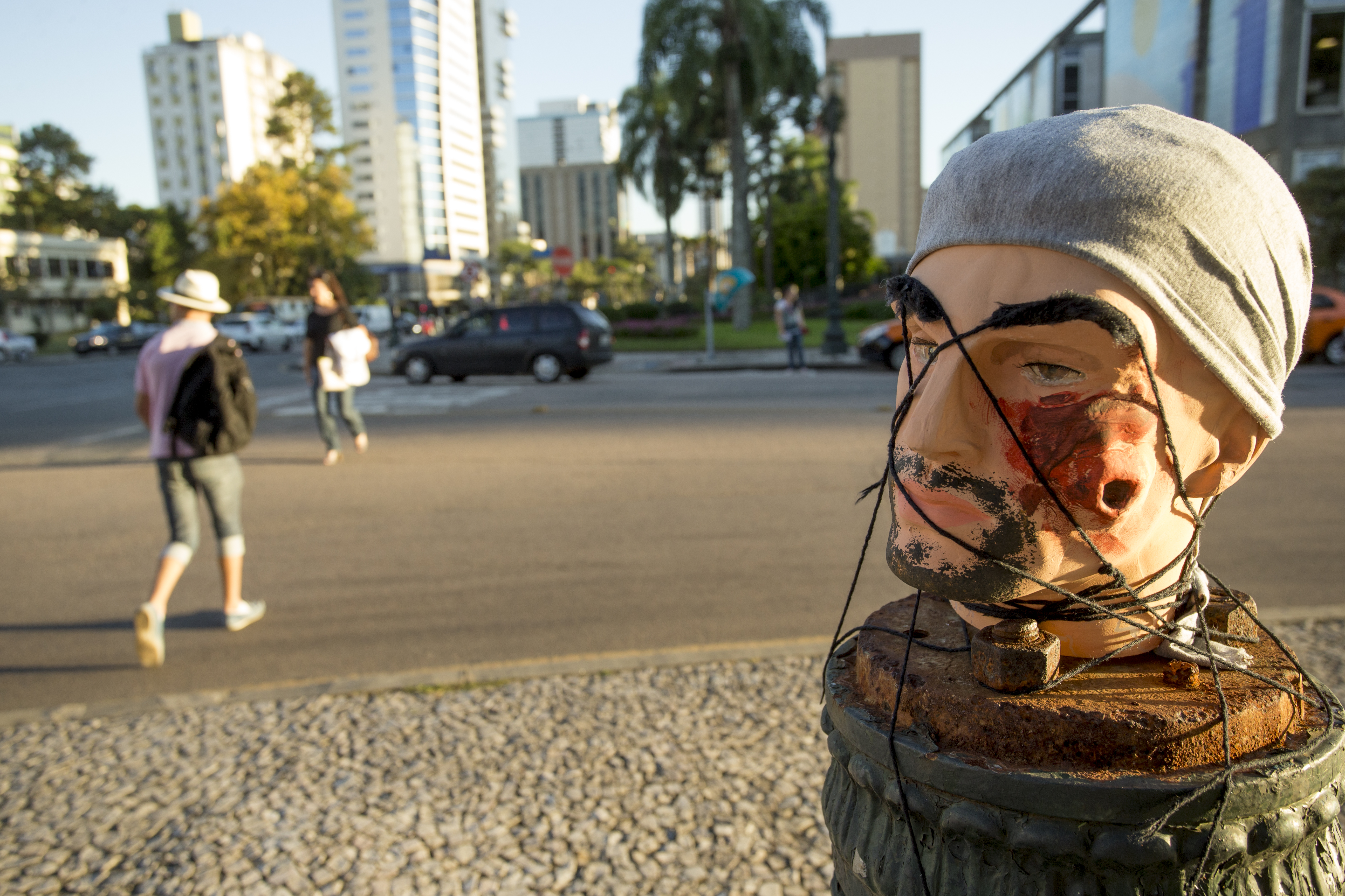 Instalação usa réplica de rosto de agente penitenciário ferido durante a “Batalha do Centro Cívico”. | Hugo Harada/Gazeta do Povo