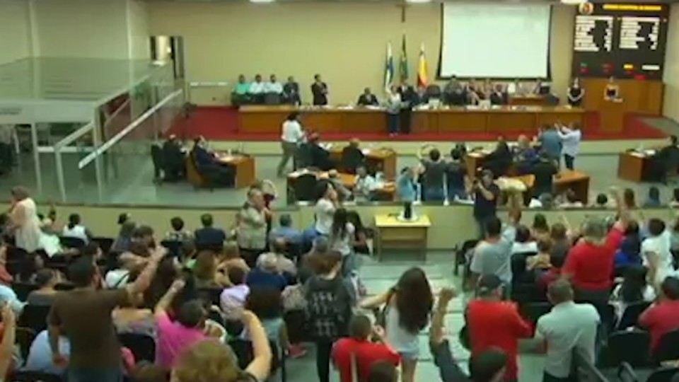 Nas galerias, manifestantes gritaram palavras de ordem em favor de Lula, que foi rebatida por palmas para a mãe de Moro. | Reprodução/TV Câmara de Maringá