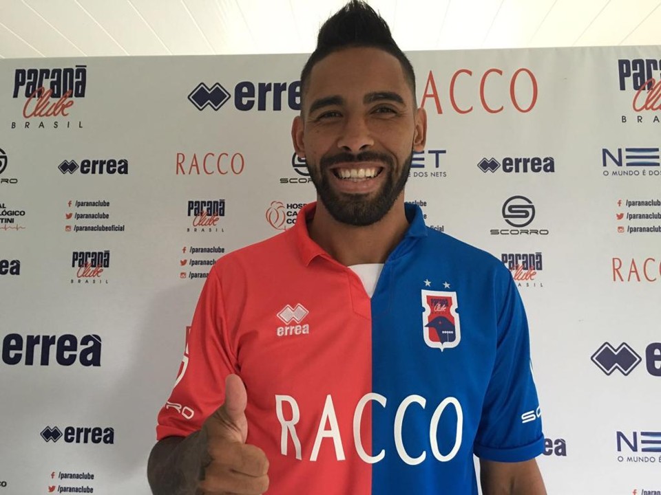 Zagueiro Demerson encara contrato de curto prazo no Paraná como desafio Demerson espera mostrar futebol para ficar no Tricolor na Série B. | Monique Vilella/Rádio Banda b