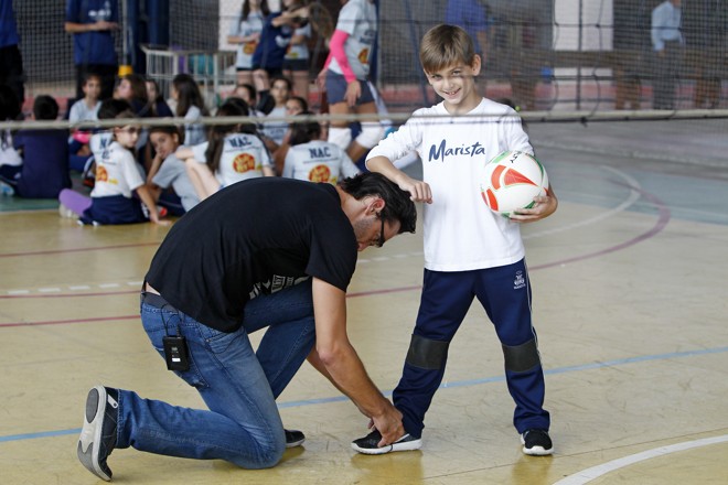 O ex-jogador de vôlei Giba no treino de vôlei dos filhos Nicoll e Patrick no Colégio Marista Paranaense. | Antônio More/Gazeta do Povo