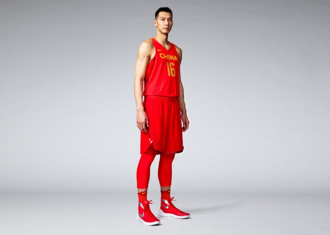 Jogador Yi Jianlian na apresentação do uniforme de basquete da China para a Rio-2016. | Nike