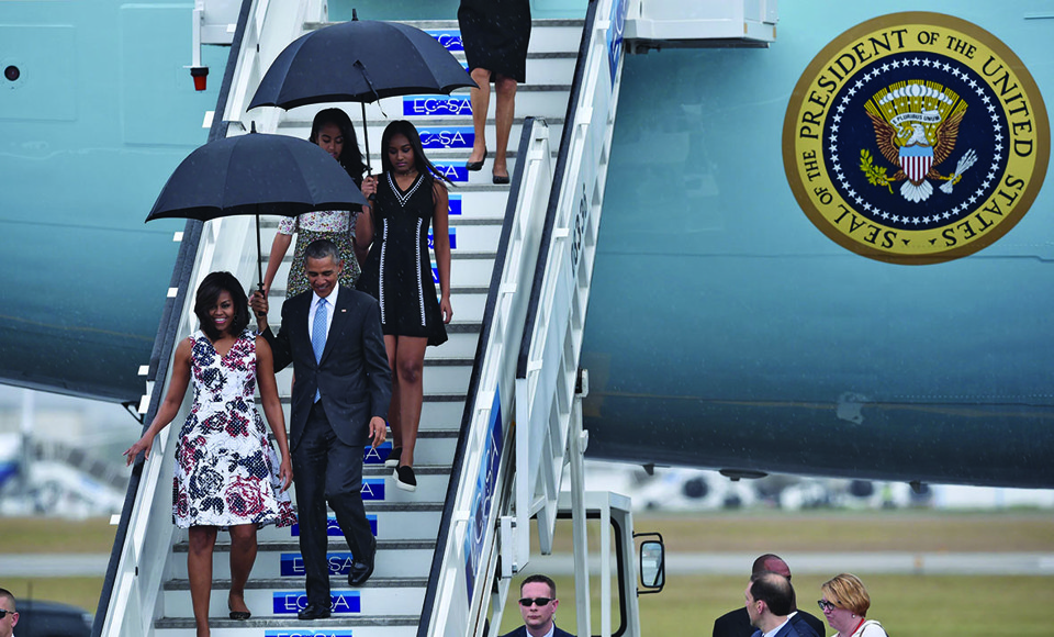 Obama, a esposa Michelle e as filhas Sasha e Malia desembarcam no aeroporto de Havana. | Yuri Cortez/AFP
