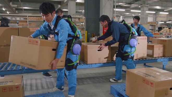 O aparelho pesa menos de seis quilos e, segundo a Panasonic, é bastante fácil de ser “vestido” | Reprodução/YouTube