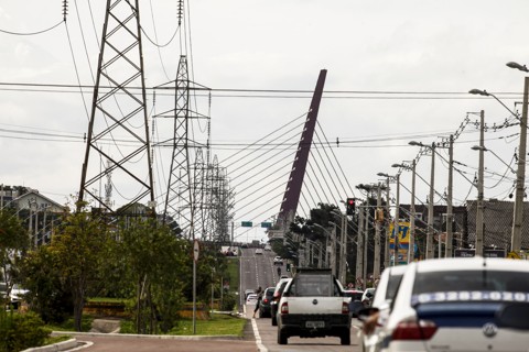 Copel vai retirar torres da Avenidas das Torres entre Curitiba e SJP Custo da obra, que inclui a construção de nova subestação, será de R$ 157 milhões. | André Rodrigues/Gazeta do Povo