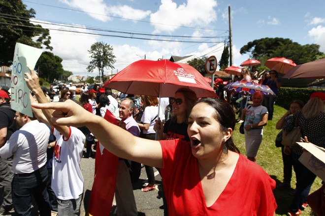 Manifestantes contra e a favor do ex-presidente Lula protestam na frente da sede da Polícia Federal em Curitiba. | Antonio More/Gazeta do Povo