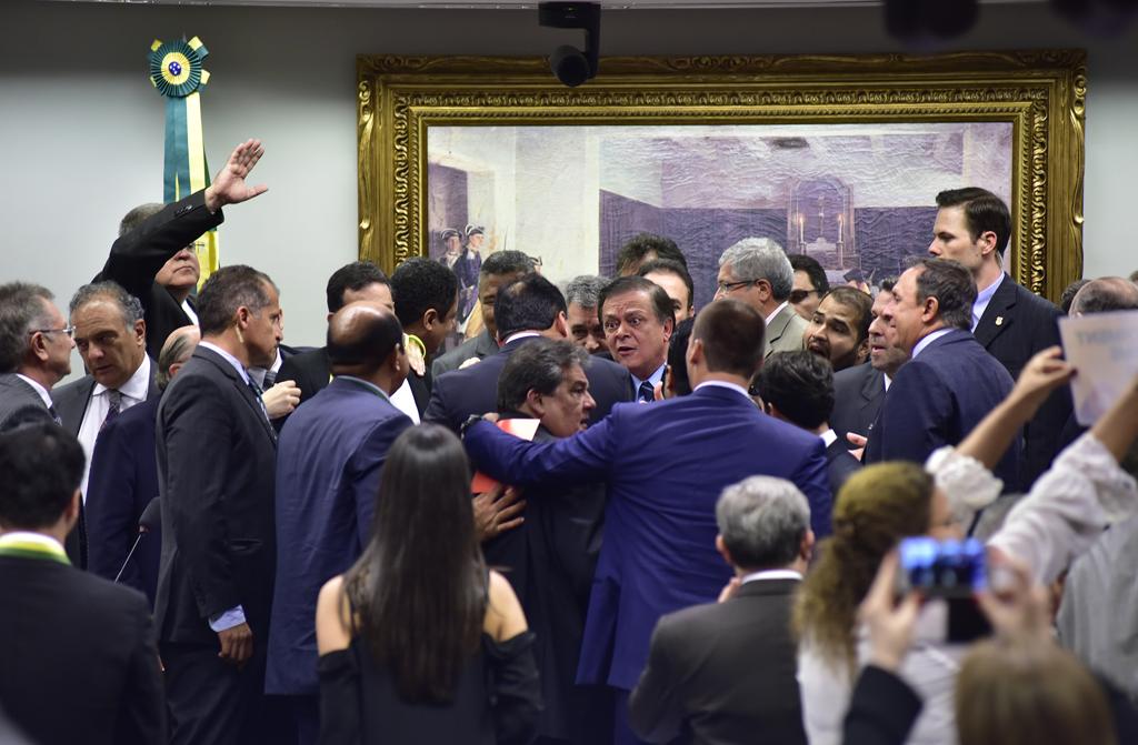 Fim da sessão ficou marcada por empurrões e bate-boca entre deputados. | Zeca Ribeiro/Câmara dos Deputados