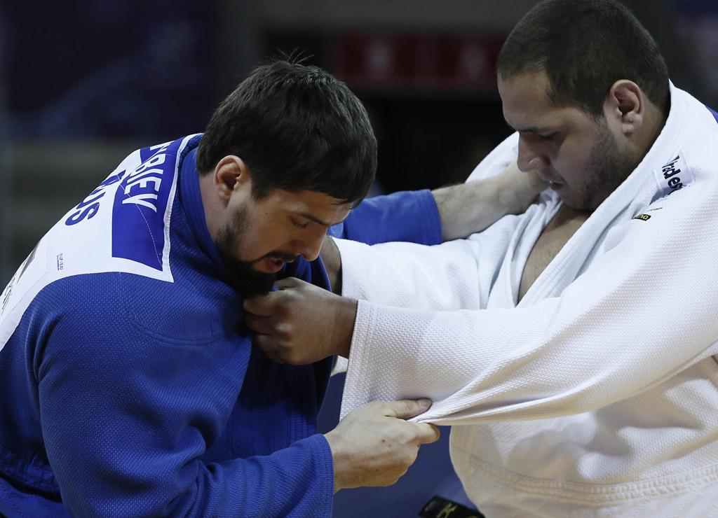 Aslan Kambiev e Rafael Silva na disputa do terceiro lugar dos 100 kg: brasileiro acabou com o bronze. | Gabriela Sabau/Federação Internacional de Judô