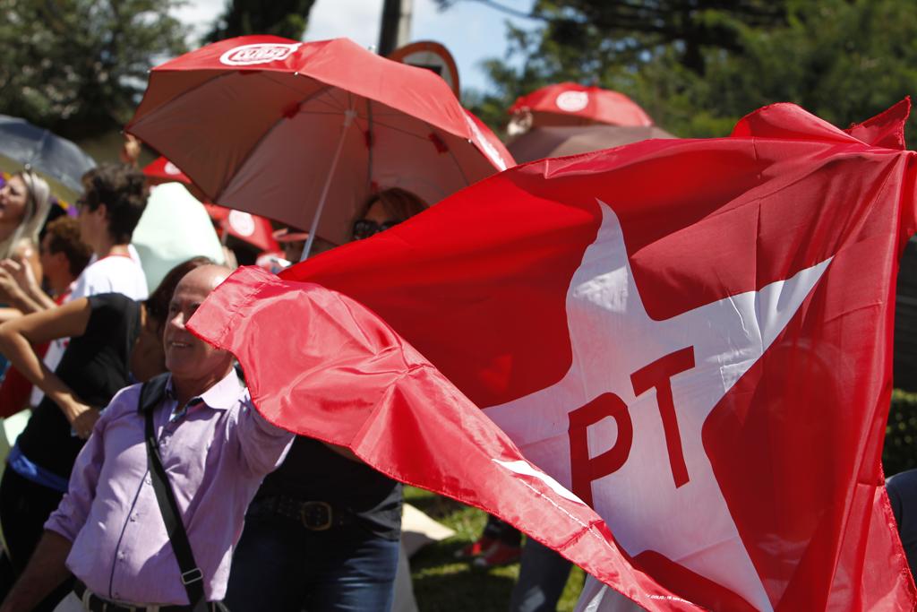 Grupo de manifestantes pró-PT protesta em frente ao prédio da Polícia Federal, em Curitiba. | Antônio More/Gazeta do Povo