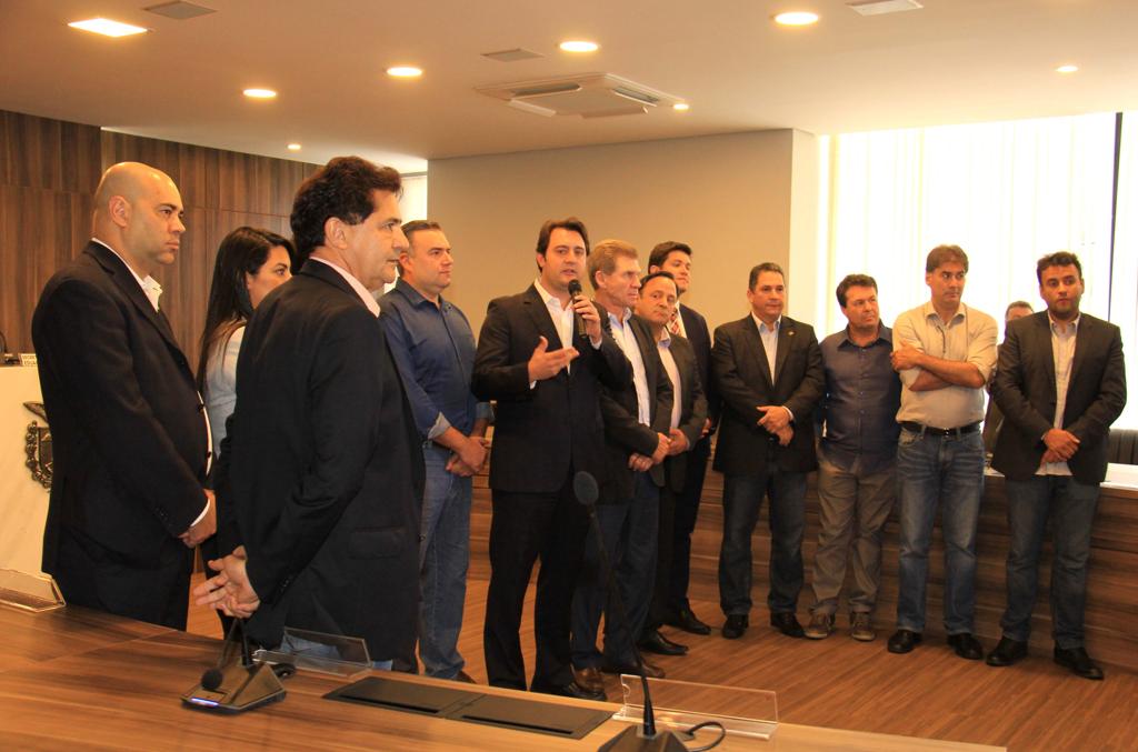 Ratinho (ao microfone) anuncia mudança de partido com o objetivo de fortalecer nome para o governo do estado. | Assessoria Ratinho Jr.