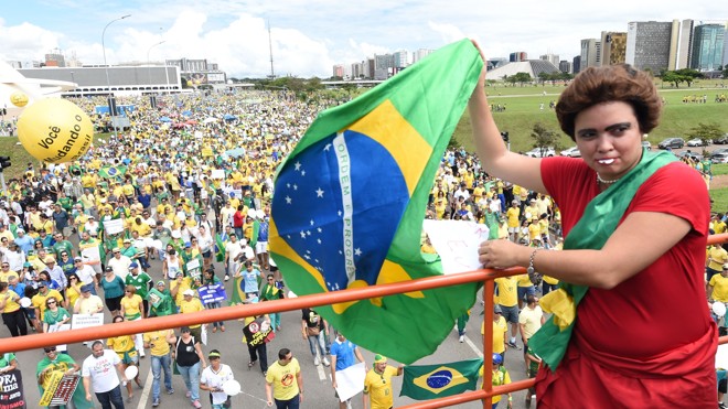 Mulher vestida de presidente Dilma protesta em Brasília. | EVARISTO SA/AFP