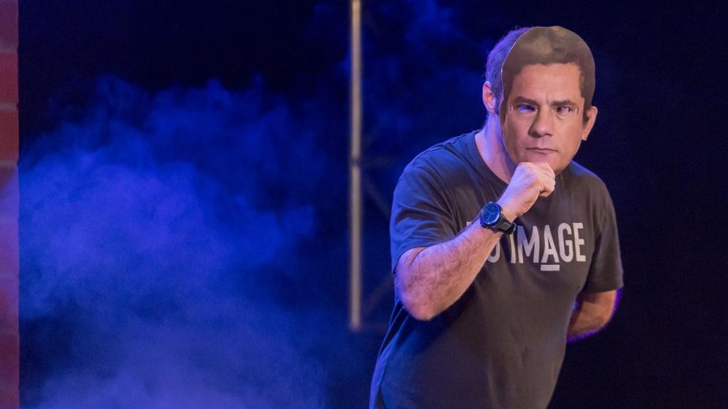 O comediante Diogo Portugal usa máscara do juiz Sérgio Moro