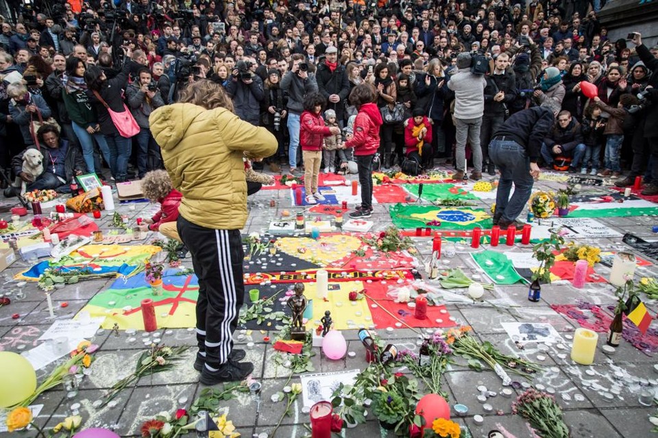 Homenagens aos mortos nos atentados do aeroporto e do metrô de Bruxelas. | AURORE BELOT/AFP