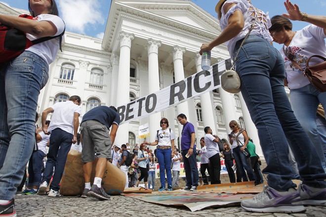 Protesto da APP Sindicato na praça Santos Andrade contra o governador Beto Richa e os descasos contra o governo da presidente Dilma, em Curitiba 17/03/2016. - Foto: Antônio More | Antônio More/Gazeta do Povo