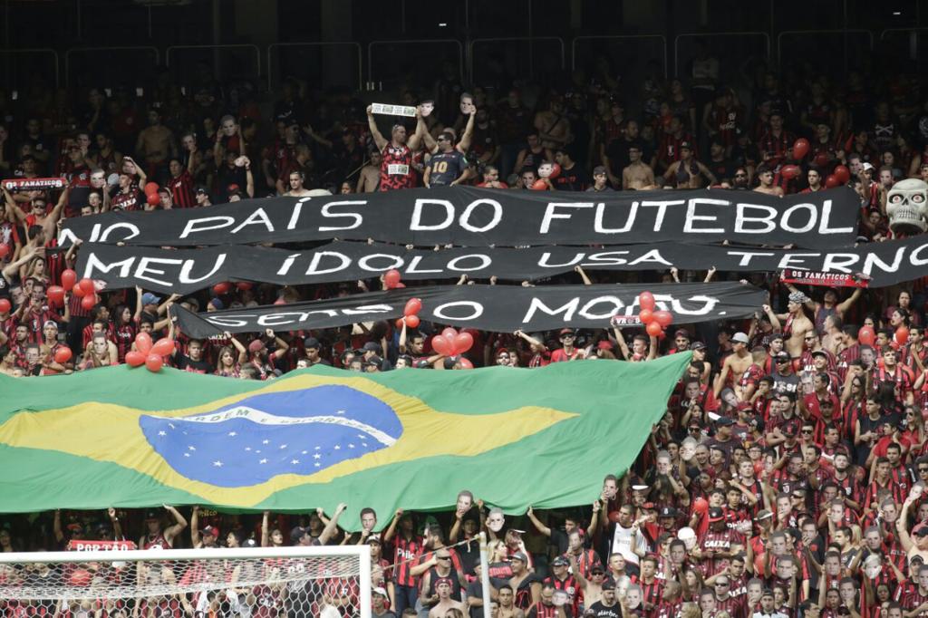 Faixa de apoio ao juiz Sérgio Moro na torcida do Atlético antes do clássico com o Coritiba. | Lineu Filho/Tribuna