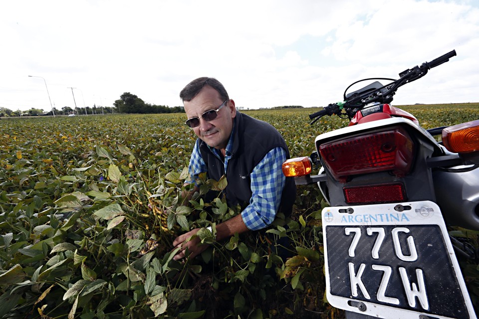Com auxílio de moto, Alejandro Calderón monitora 1,2 mil hectares dedicados a soja, milho e trigo e revela ter voltado a ficar otimista com atividade no campo. | Albari Rosa/Gazeta do Povo