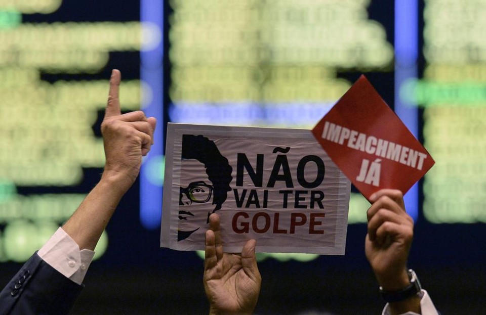 Deputados pró e contra a presidente Dilma se manifestam no Congresso | Andressa Anholete/AFP