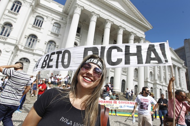 Imagens da professora Valeria da Rocha no Protesto da APP Sindicato na praça Santos Andrade contra o governador Beto Richa e os descasos contra o governo da presidente Dilma, em Curitiba 17/03/2016. - Foto: Antônio More | Antônio More/Gazeta do Povo