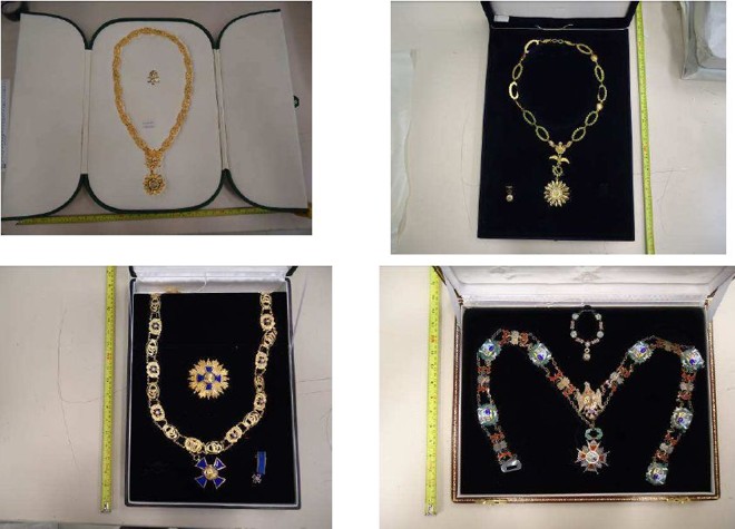 Quatro das diversas comendas, colares, medalhas, broches, barretes, botões, moedas, faixas e outros objetos examinados |