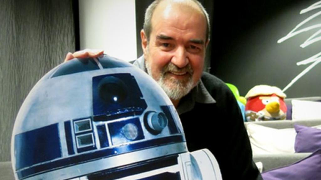 Tony Dyson ao lado do robô R2-D2 | Divulgação/