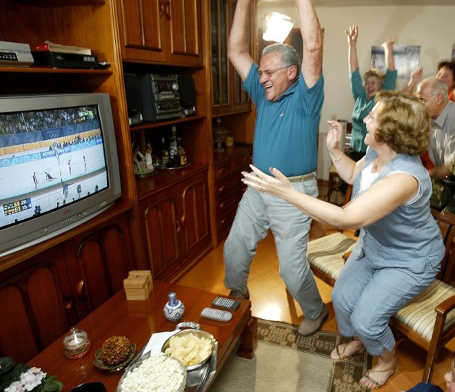 Os pais de Emanuel, Manonel e Maria Rego, comemoram a conquista do ouro em Atenas-2004. | RODOLFO BUHRER/RODOLFO BUHRER