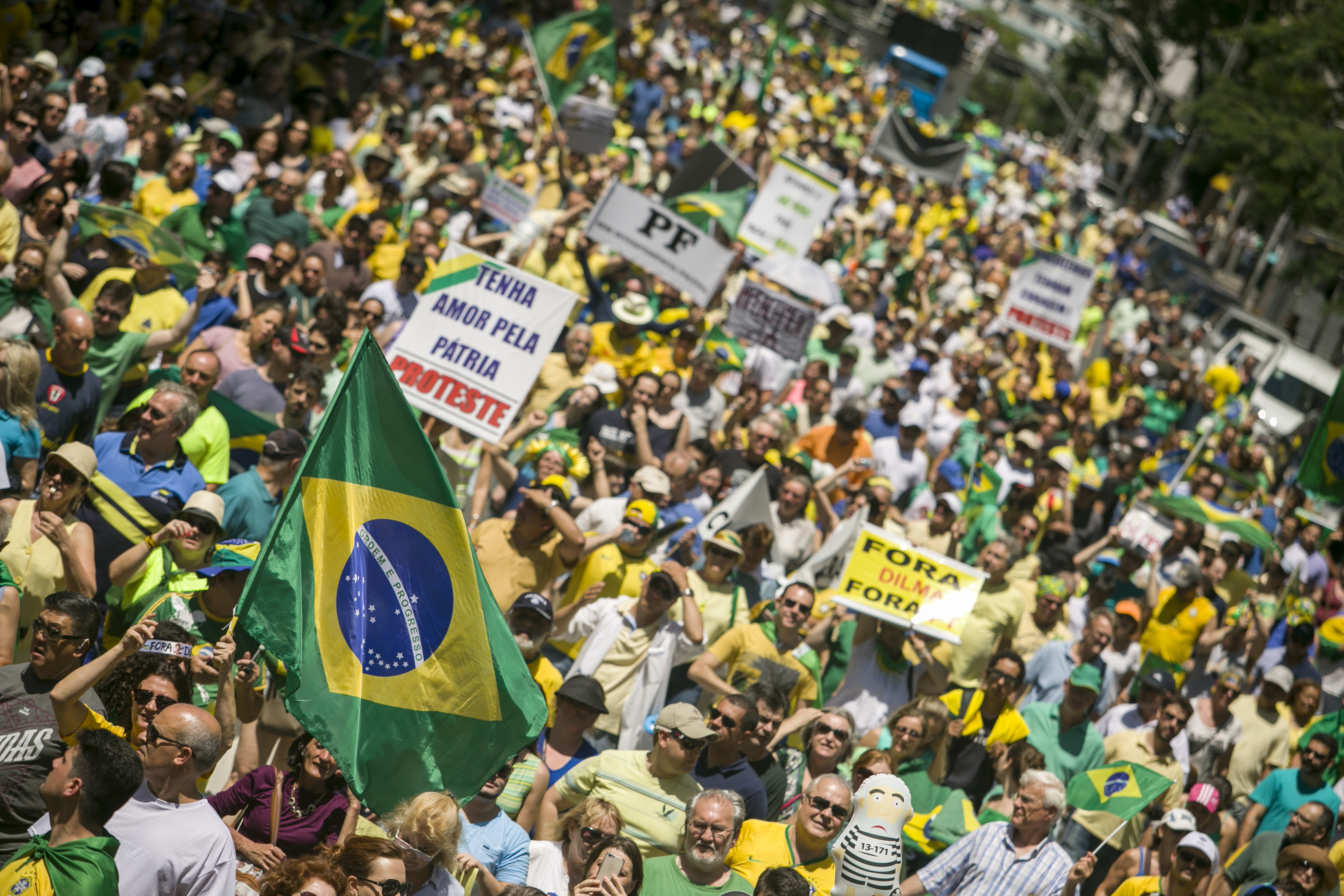 Protesto em Curitiba no ano passado: grupos contra e a favor de Dilma se organizam ´para “radicalizar” os protestos. | Marcelo Andrade/Gazeta do Povo