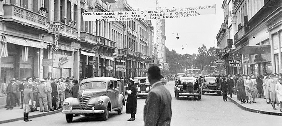 Rua XV de Novembro, esquina com Dr. Muricy, em 14 de julho de 1945 | Acervo Cid Destefani/