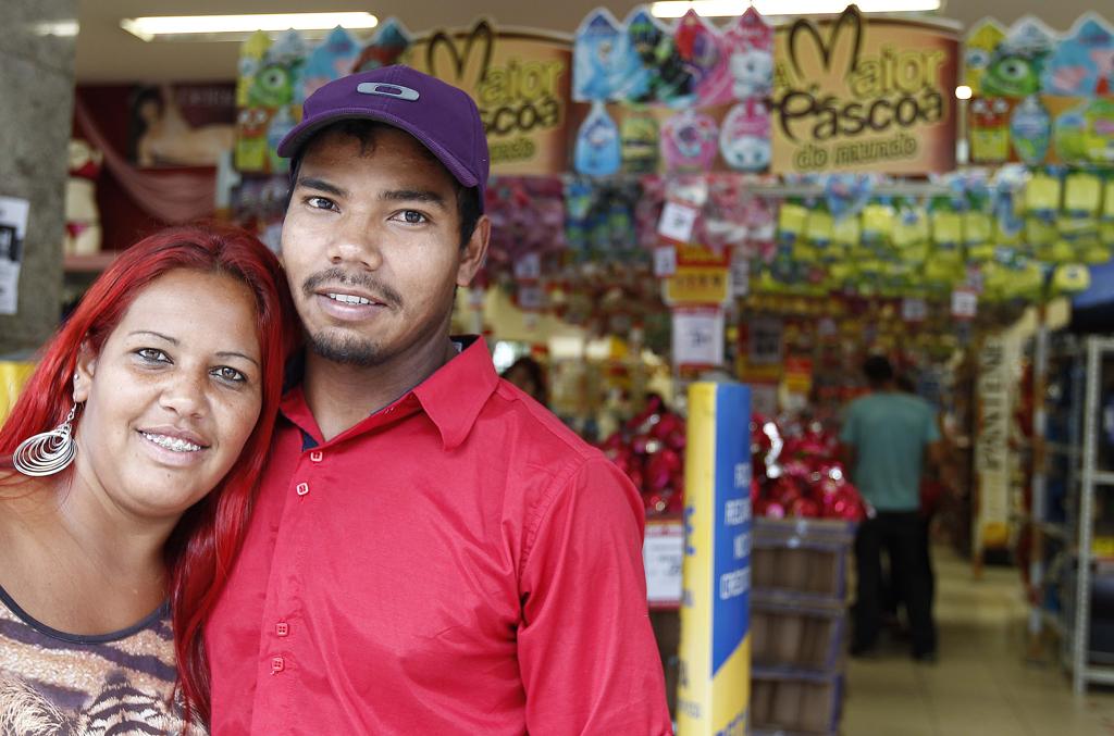 Para presentear todos os filhos e sobrinhos, o casal Ana Paula e Djalma optou por ovos de Páscoa de R$ 5,99. | JONATHAN CAMPOS/GAZETA DO POVO