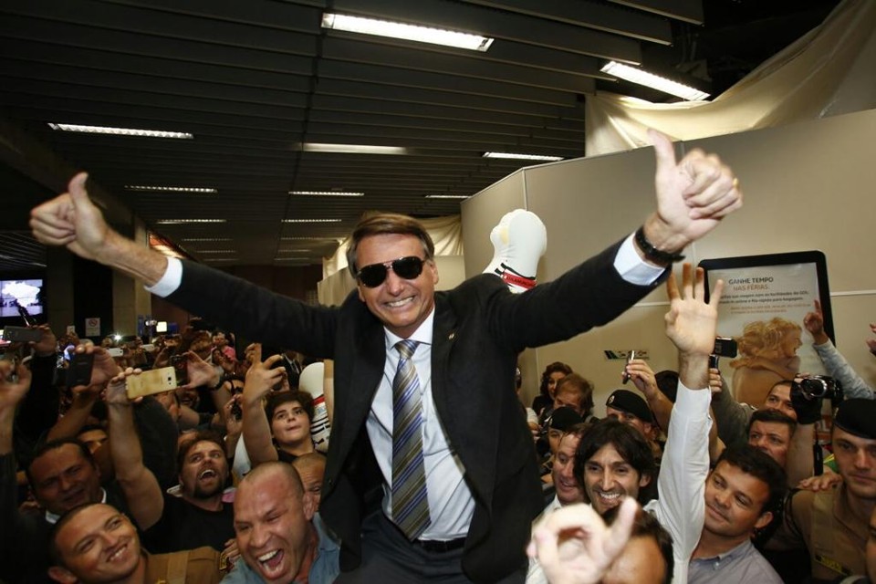 Bolsonaro é recebido por Wanderlei Silva e multidão em Curitiba Jair Bolsonaro é carregado por simpatizantes na chegada a Curitiba. | Marcelo Andrade/Gazeta do Povo
