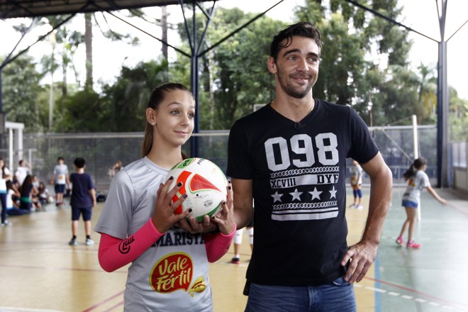O ex-jogador de vôlei Giba no treino de vôlei da filha Nicoll no Colégio Marista Paranaense. | Antônio More/Gazeta do Povo