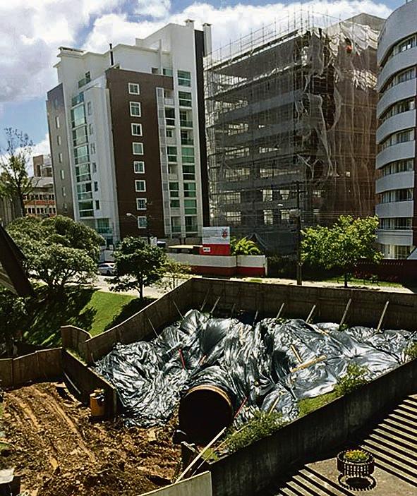 Ao fundo, o prédio em construção; no primeiro plano, a boca do túnel. |