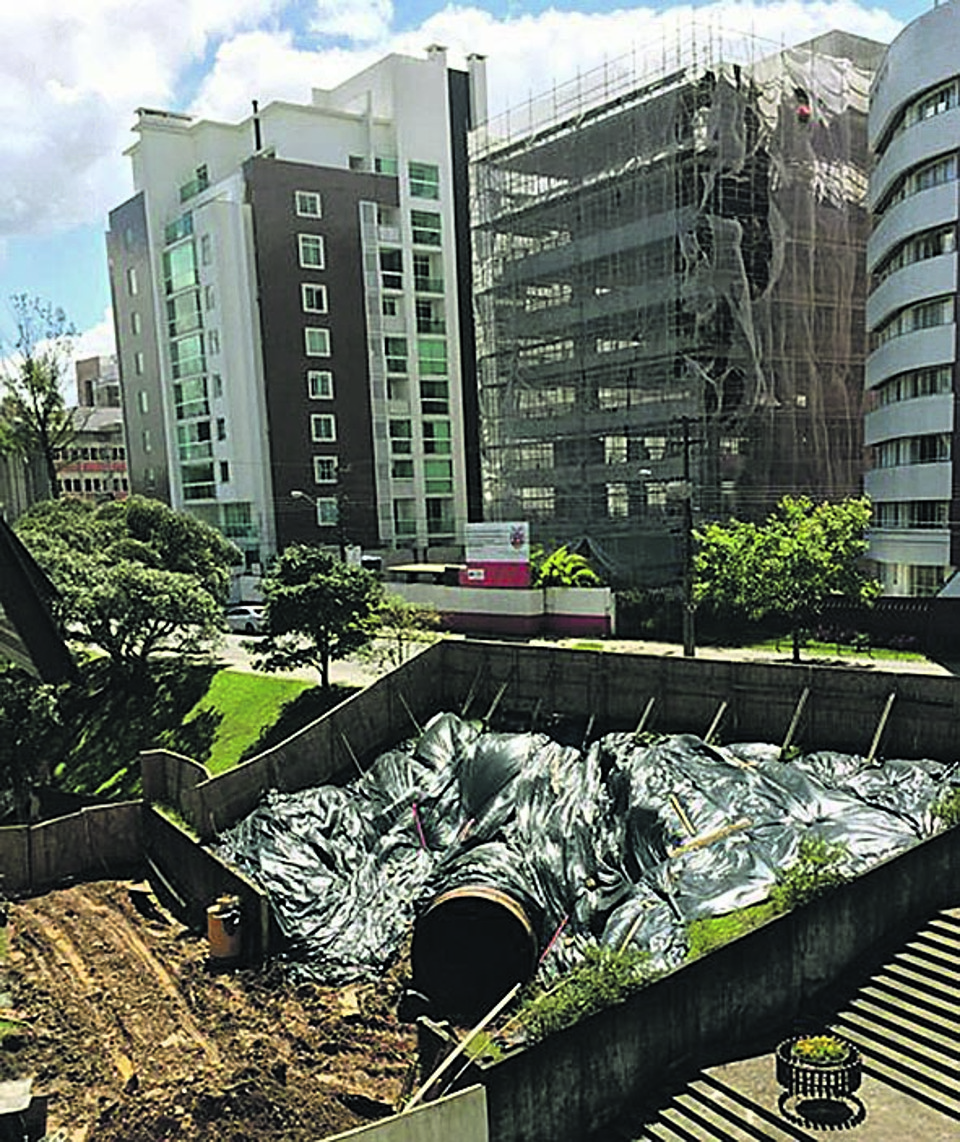 Ao fundo, o prédio em construção; no primeiro plano, a boca do túnel. |
