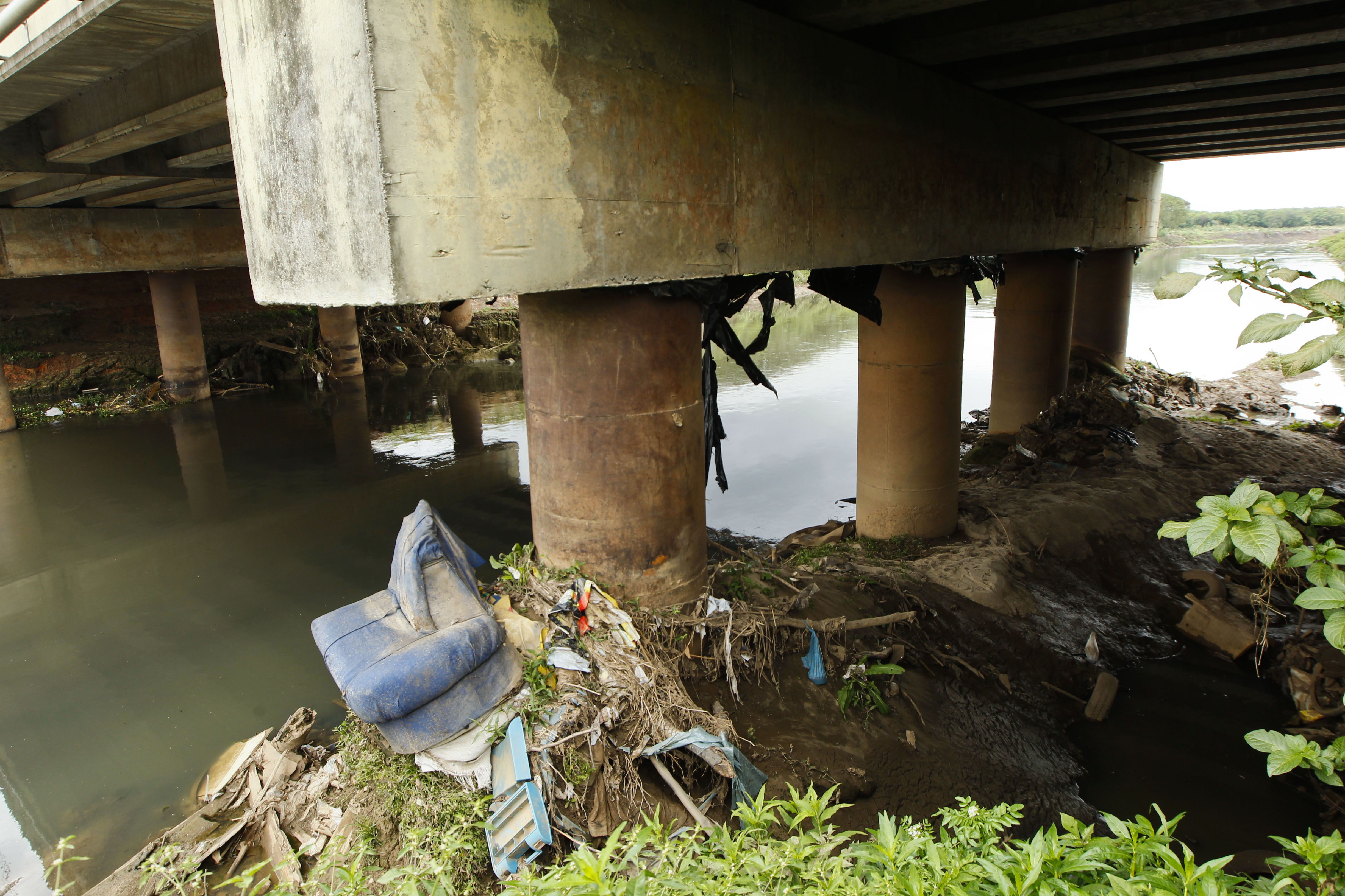 Epidemia de dengue e surto de zika são frutos das más condições sanitárias do país, dizem especialistas. | Daniel Castellano /Gazeta do Povo