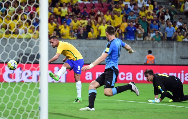 Renato Augusto marca o segundo gol do Brasil contra o Uruguai. | CHRISTOPHE SIMON/AFP