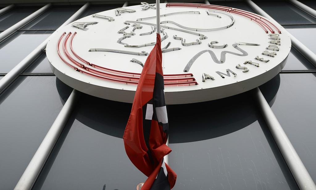 Bandeira do Ajax a meio pau em luto pela morte de Johan Cruyff. | FRANCK FIFE/AFP