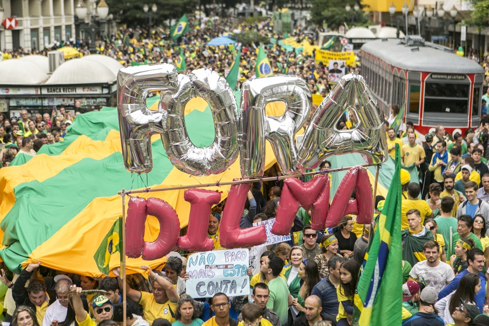 Manifestantes em Curitiba  pedem a saída da presidente Dilma. | Marcelo Andrade/Gazeta do Povo